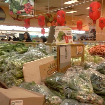 Jmart - Enough veggies to feed all of Flushing - International Grocery Near Me - Flushing, New York