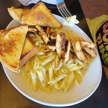 Brickhouse Grille - Alfredo straight outta box - American Near Me - Lagrange, Georgia