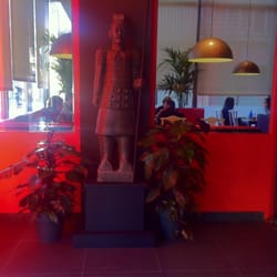 Zen Central - En la barra puedes ver como los Sushiman, preparan los pedidos al momento.