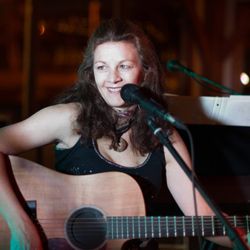 Guitar, Ukulele and Voice Lessons with Sarah Flint - Sarah sings