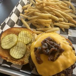 The Landing at Harbor Pointe - Smash burger - SO GOOD