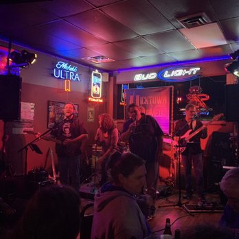 Parlays Tavern - a band playing in a bar - Bars Near Me - Frankfort, Kentucky Parlays Tavern - a band playing in a bar - Bars Near Me - Frankfort, Kentucky