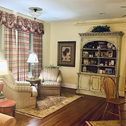 The Grand Lux Inn & Suites - One of the public sitting areas