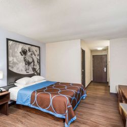 Super 8 by Wyndham Calvert City Kentucky Lake Area - Guest room