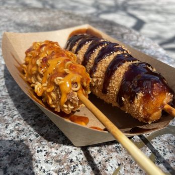 Chung Chun - Ramen topped with sweet chili and spicy mayo and Volcano topped with teriyaki - Korean Near Me - Montreal, Quebec