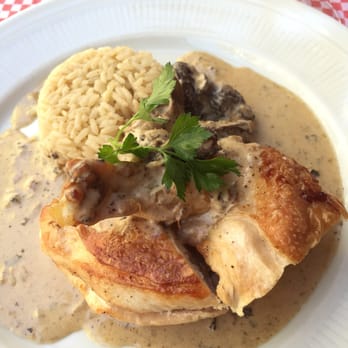 La Fontaine de Mars - Free range chicken with wild mushroom cream sauce and rice - French Near Me - Paris, 75 La Fontaine de Mars - Free range chicken with wild mushroom cream sauce and rice - French Near Me - Paris, 75