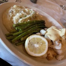Halibut Oscar with mashed potatoes and asparagus Halibut Oscar with mashed potatoes and asparagus