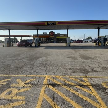 Love's Travel Stop - Parking Near Me - Edna, Texas