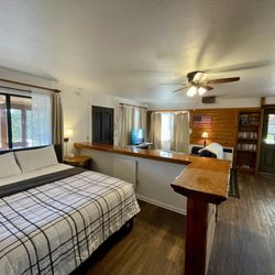 Sierra Mountain Lodge - Yosemite - Oak Suite - single story studio.
