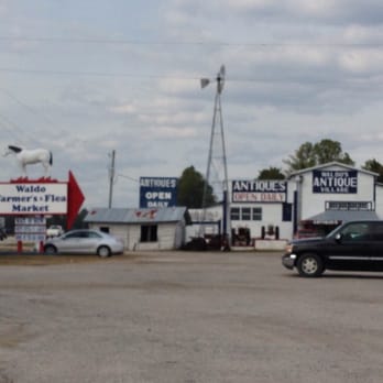 Waldo Farmers and Flea Market - a black pickup truck - Farmers Market Near Me - Waldo, Florida