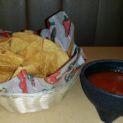 El Puerto Mexican Grill & Cantina - Chips and salsa