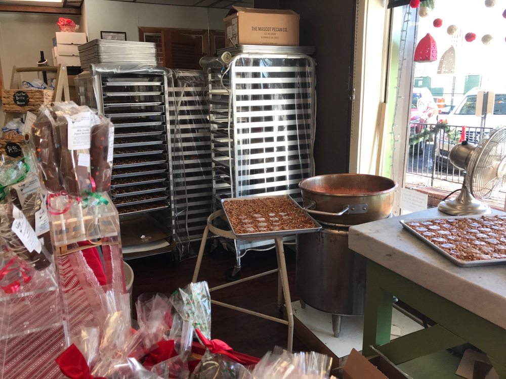 DAHLONEGA FUDGE FACTORY 28 Photos & 46 Reviews Candy Stores 8 N