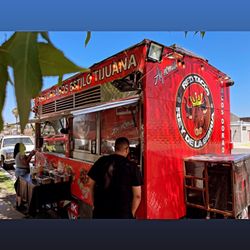 Rey de la Birria - Food Truck And Customers