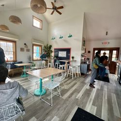 Iris Eats Maine - Cute well-designed interior dining space that's light & bright.