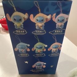 Ride On World & Toys - The side of the box is misprinted and cut off.