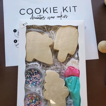 Sweetheart Baking - Do your own icing decorations in this ice cream  set.  They're fun to order for birthdays... or holiday gatherings - Cupcakes Near Me - Vancouver, Washington