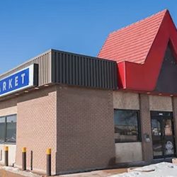 Salisbury House of Canada - Exterior shot of the Sals Market at 1800 King Edward Street