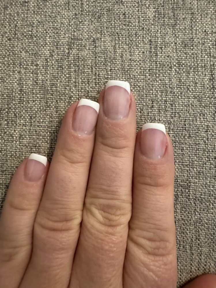 L A Nails II Logo