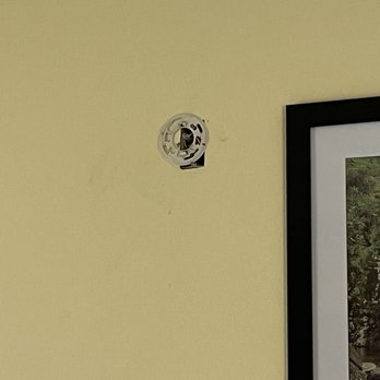 Quality Inn & Suites - Smoke detector missing - Hotels Near Me - Pittsburgh, Pennsylvania