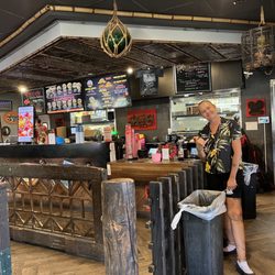 Teddy's Bigger Burgers - Haleiwa - Walk up order.