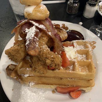 Maple Leaf Diner - Chicken, bacon and waffles - American Near Me - Dallas, Texas Maple Leaf Diner - Chicken, bacon and waffles - American Near Me - Dallas, Texas