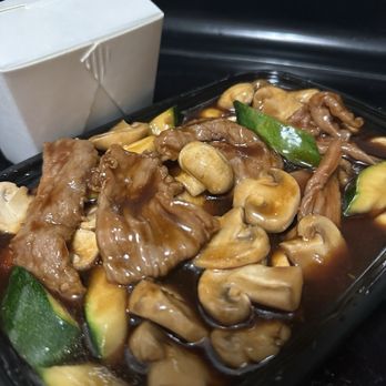 Great Wall Chinese Restaurant - Beef with Mushroom Entrée - modified for no carrots, no snow peas, extra sauce they nailed my request!!! So good - Chinese Near Me - Chicago, Illinois Great Wall Chinese Restaurant - Beef with Mushroom Entrée - modified for no carrots, no snow peas, extra sauce they nailed my request!!! So good - Chinese Near Me - Chicago, Illinois