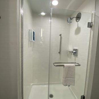 Tru By Hilton Savannah Midtown - Shower - Hotels Near Me - Savannah, Georgia Tru By Hilton Savannah Midtown - Shower - Hotels Near Me - Savannah, Georgia