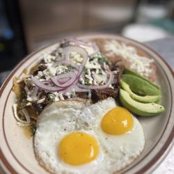 Chilaquiles House - Chilaquiles en salsa de chile morita con arrachera .