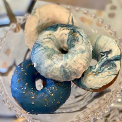 Lisa's Cakery - Decorated donuts