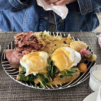 Cafe Lush - Egg Benedict with ham and hash - Cafes Near Me - Albuquerque, New Mexico