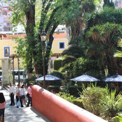 El Claustro - Las tres sombrillas sobre las mesas de la terraza, en el Jardín Reforma
