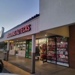 Dulcerias Aztecas - Outside