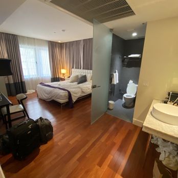 Leslie Hotel - Leslie King Room. Sink in room, no bathroom divider, toilet next to bed. - Hotels Near Me - Miami Beach, Florida