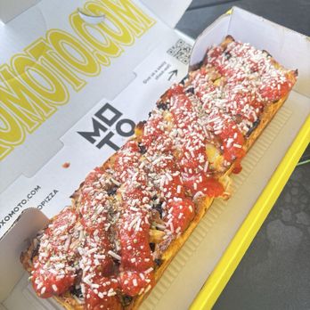 Moto Pizza - VEGAN KISSD - Vegan pepperoni & spicy sausage, MOTO vegan cheese blend, and tomato sauce topped with plant based spicy honey - Pizza Near Me - Seattle, Washington