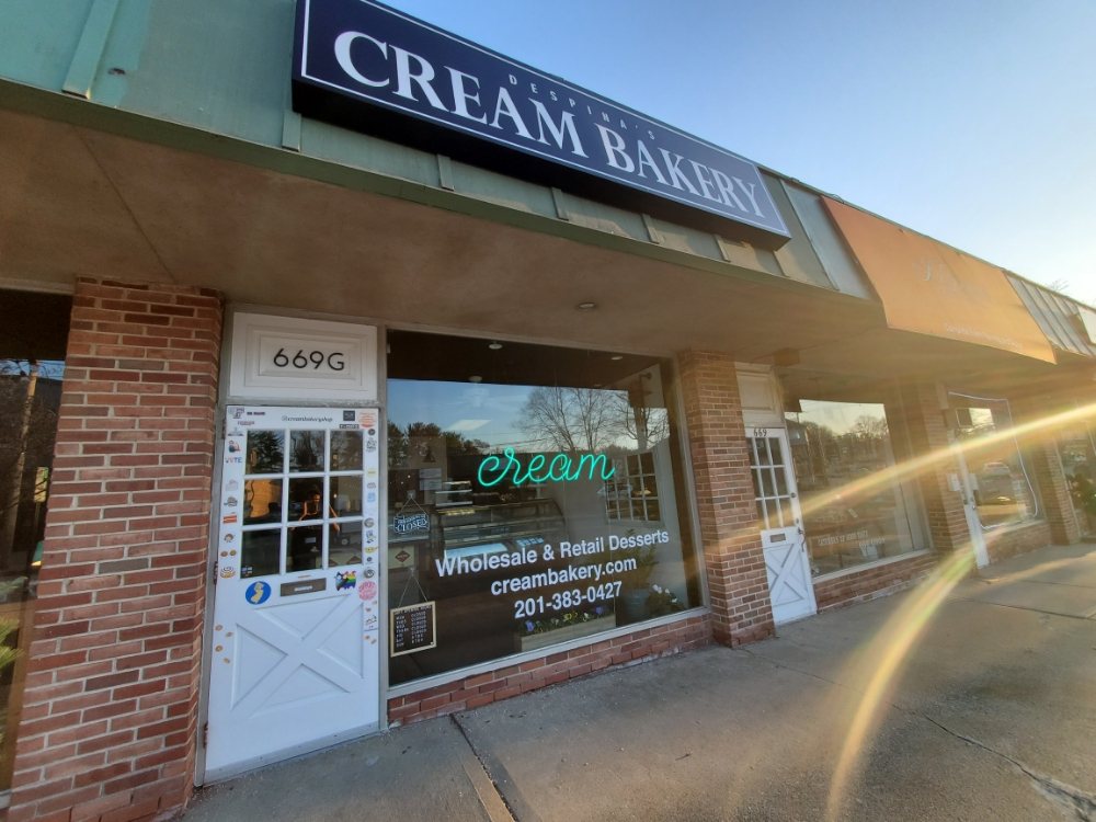 Despina's Cream Bakery Logo