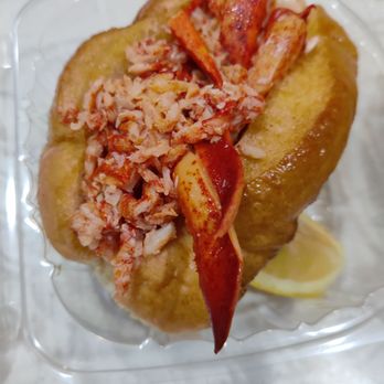 Fat Cheeks Hawaii - Buttered Lobster Roll - Sandwiches Near Me - Honolulu, Hawaii Fat Cheeks Hawaii - Buttered Lobster Roll - Sandwiches Near Me - Honolulu, Hawaii