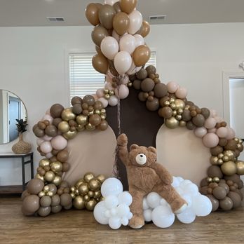 Balloon Dog Events - Up and away bear. Balloon garland and helium balloons carry this bear away. Great for baby showers. - Balloon Services Near Me - Enon, Ohio Balloon Dog Events - Up and away bear. Balloon garland and helium balloons carry this bear away. Great for baby showers. - Balloon Services Near Me - Enon, Ohio