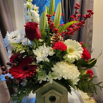 Brookswood Florist - Beautiful Christmas arrangement - Florists Near Me - Langley, British Columbia