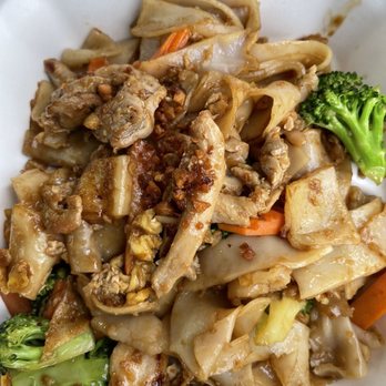Thong's Thai Lunch Wagon - Pad see ew - Food Trucks Near Me - Waipahu, Hawaii