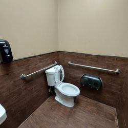 Tomasino's Pizza - Men's restroom