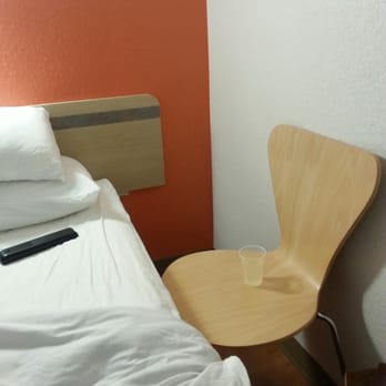 Motel 6 - Improvised night stand - Hotels Near Me - East Lyme, Connecticut Motel 6 - Improvised night stand - Hotels Near Me - East Lyme, Connecticut