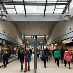 Potsdam Hauptbahnhof - Inside- lotsa shops