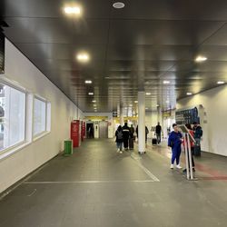 Bologna Centrale - Walkway between station platforms and exit to street