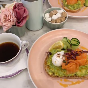 Élan Cafe - Avocado toast and coffee - Cafes Near Me - London, XGL