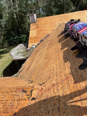 Thomas Roof Repair Logo