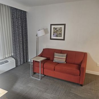 Hampton Inn & Suites Tempe/Phoenix Airport - Sofa and spacious room - Hotels Near Me - Tempe, Arizona Hampton Inn & Suites Tempe/Phoenix Airport - Sofa and spacious room - Hotels Near Me - Tempe, Arizona