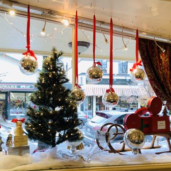 Woodhouse Chocolate - Gorgeous window display for Christmas 2019 - Chocolatiers & Shops Near Me - Saint Helena, California Woodhouse Chocolate - Gorgeous window display for Christmas 2019 - Chocolatiers & Shops Near Me - Saint Helena, California