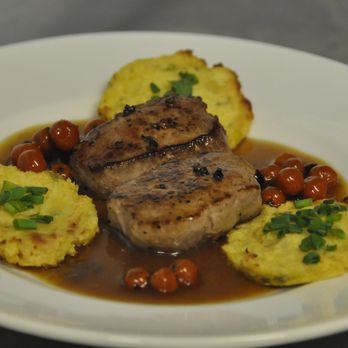 Prager Botschaft - Saftig gegrillte Wildschweinelende mit Wacholderbeeren-Bratsauce, dazu Kartoffel-Thymian-Plätzchen - Czech Near Me - Frankfurt, HE Prager Botschaft - Saftig gegrillte Wildschweinelende mit Wacholderbeeren-Bratsauce, dazu Kartoffel-Thymian-Plätzchen - Czech Near Me - Frankfurt, HE
