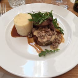 Smakbyn - Två sorters lamm med rödvinssås och svampsås med potatisterrin