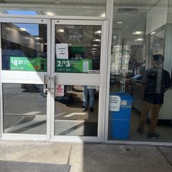 7-Eleven - Employees in the middle of the day with locked door and "system is down" sign